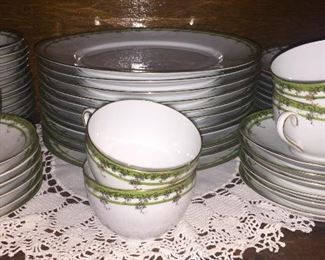 VICTORIA AUSTRIA LARGE SET OF PORCELAIN GREEN BAND GOLD FLOWERS DINNERWARE 
