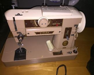 SINGER SEWING MACHINE MODEL 401A WITH CARRYING CASE & TABLE 