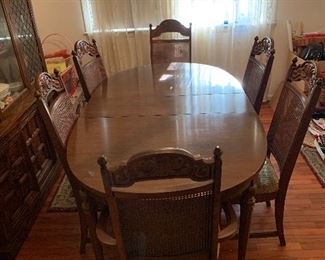 Dining room table with leaf and six chairs $100