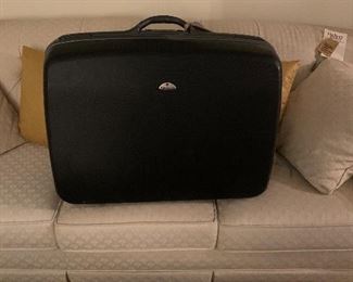 Hardside Samsonite Samsonite suitcase $35