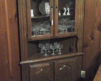 Corner cabinet