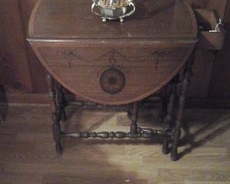 Gate leg drop leaf table