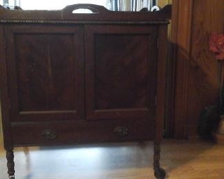 Server with lift off tray