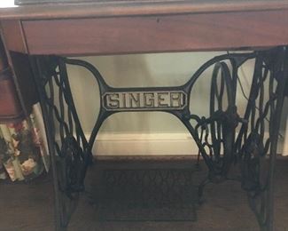 Singer sewing table with machine
