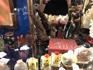Misc. snuff bottles and collectibles.