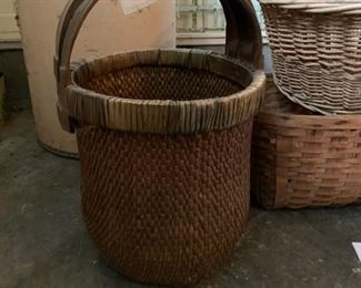 Lots of vintage baskets of different sizes