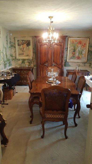 Beautiful Henredon Dining Room Suite with 2 leaves