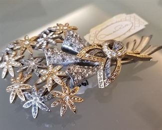 Oscar DeLa Renta pin