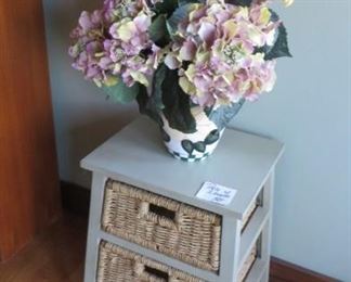 Table with 2 Drawers, Flower arrangement