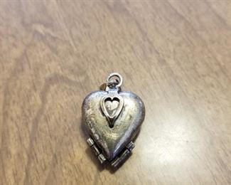 This beautiful antique 925 silver locket was made in Mexico and opens up to hold 4 pics.  It is priced at $45 obo.  You can call/text 785-580-6698 to set an appt to purchase.  Thank you!!
