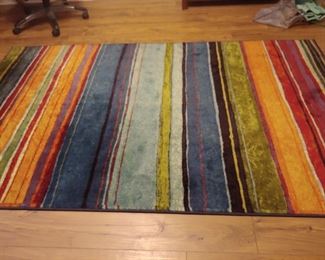 Approx 5' x 7' Area Rug