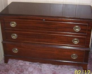 Nice Lane cedar chest w / drawer