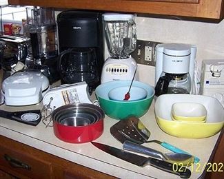 Pyrex bowls, small kitchen appliances