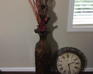Vase and clock in metal https://ctbids.com/#!/description/share/332973
