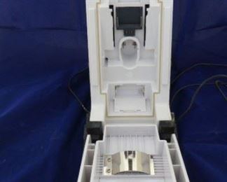 Makita BMR100 White Jobsite AM FM Radio and battery charger. 