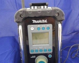 Makita BMR100 White Jobsite AM FM Radio and battery charger. 