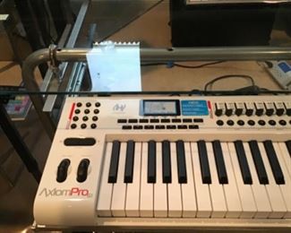 Axiom keyboard - sliding with glass-top table