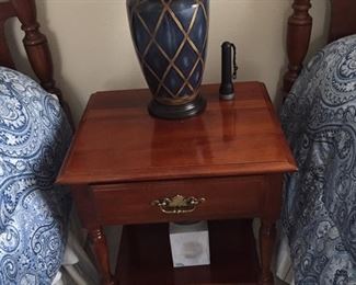 Blue and gold porcelain lamp - Colonial house side table