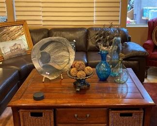 Large coffee table
Decor