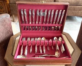 Stainless steel flatware set of 12+ extra serving pieces
