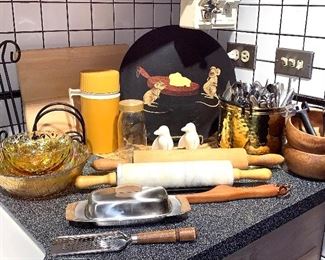 Even more great vintage kitchen items. 