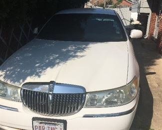 2002 White Lincoln town car, Executive Series. 58,000 miles
As is, does not start.
$900 or Best Offer