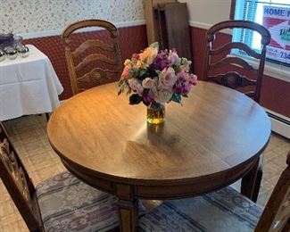 Beautiful Thomasville dining table with 3 leaves and 4 chairs.