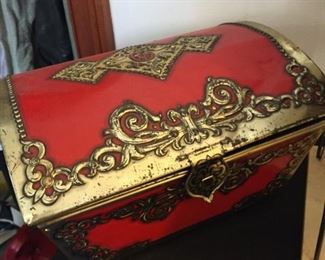 Red and gold gilt box.