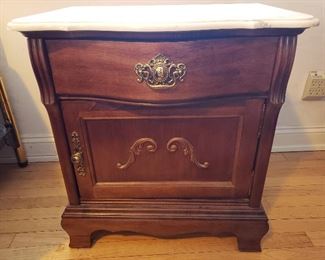 Broyhill Side Table https://ctbids.com/#!/description/share/336404