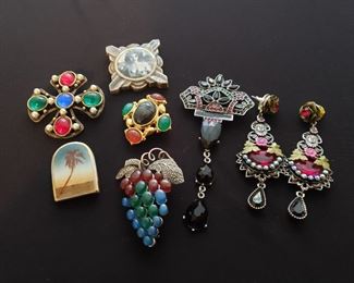 Brooches Plus https://ctbids.com/#!/description/share/338030