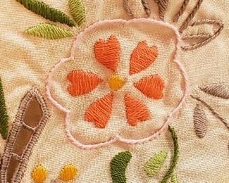 Colorful Vintage Linens https://ctbids.com/#!/description/share/338043