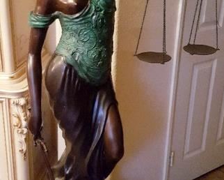Lady Justice bronze statie