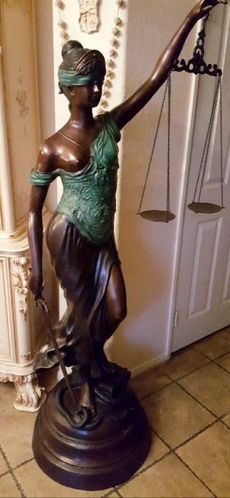 Lady Justice bronze statie