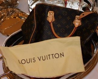 Louis Vuitton Purse ... owner NEVER USED IT !