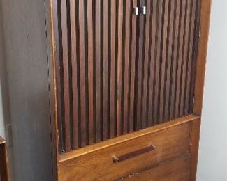 Vintage Dresser https://ctbids.com/#!/description/share/337451