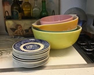Pyrex and miscellaneous kitchen