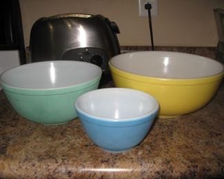 vintage Pyrex bowls