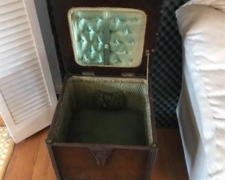 Antiques sewing machine case
Was $25...make an offer
