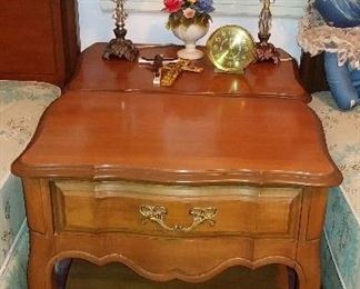 2 Nightstands