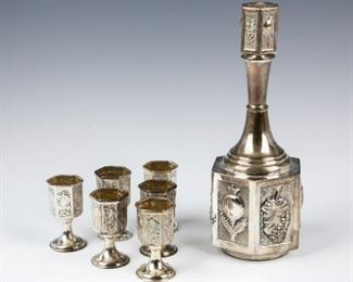 A STERLING SILVER WINE BOTTLE WITH SIX MATCHING CUPS