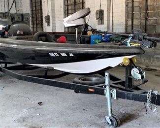 WOW Just in time for Father's Day.  A Sweet 18.5' 2002 Ranger Bass Boat 185VS with a 150 Mercury Motor and Trailer. 