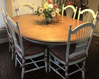 REALLY NICE ETHAN ALLEN "FRENCH WHEATBACK" KITCHEN DINING TABLE WITH LEAF AND 6 CHAIRS