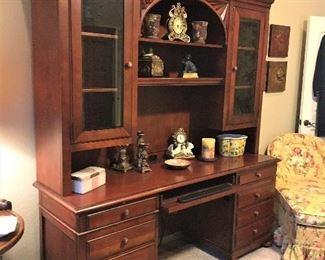 LARGE ETHAN ALLAN DESK WITH HUTCH