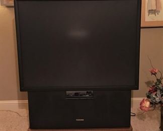 LARGE REAR PROJECTION TOSHIBA TV