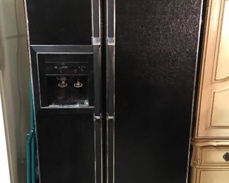 Kenmore Side by Side Freezer/ Refrigerator with Water & Ice Dispenser in Door