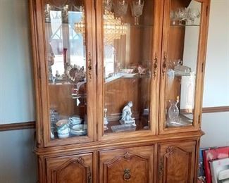 Gorgeous Thomasville china cabinet Was $200 now $150!