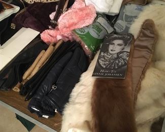 gloves, furs
