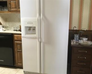 Superba kitchenaid refrigerator...clean as a whistle. 