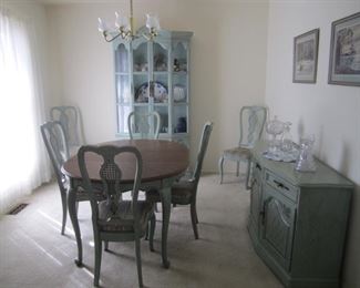 DINING ROOM SET BY HICKORY FURNITURE, TABLE WITH 2 LEAVES AND 6 CHAIRS