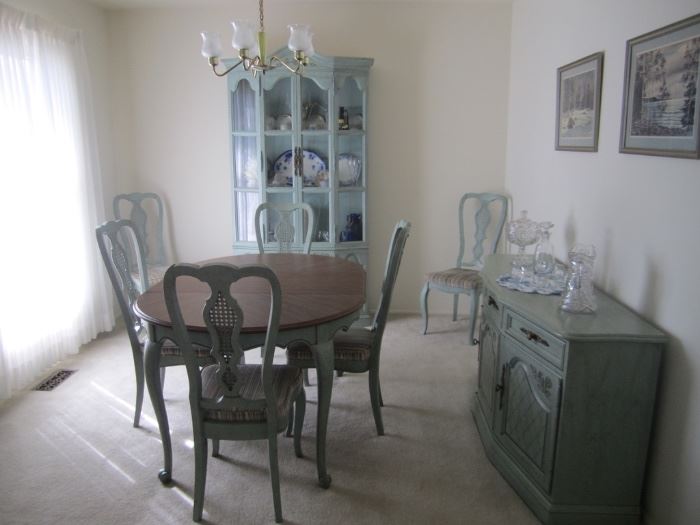 DINING ROOM SET BY HICKORY FURNITURE, TABLE WITH 2 LEAVES AND 6 CHAIRS